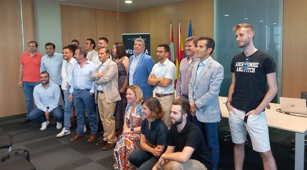 Grupo de profesionales posando para una fotografía en un ambiente de oficina, elegido para el proyecto AccedeMe de WOLARIA.