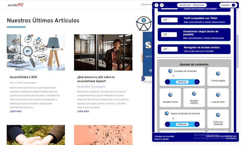 Una captura de pantalla de un sitio web con artículos en español, destacando la importancia de la accesibilidad web mediante una barra de herramientas en el lado derecho de la pantalla.